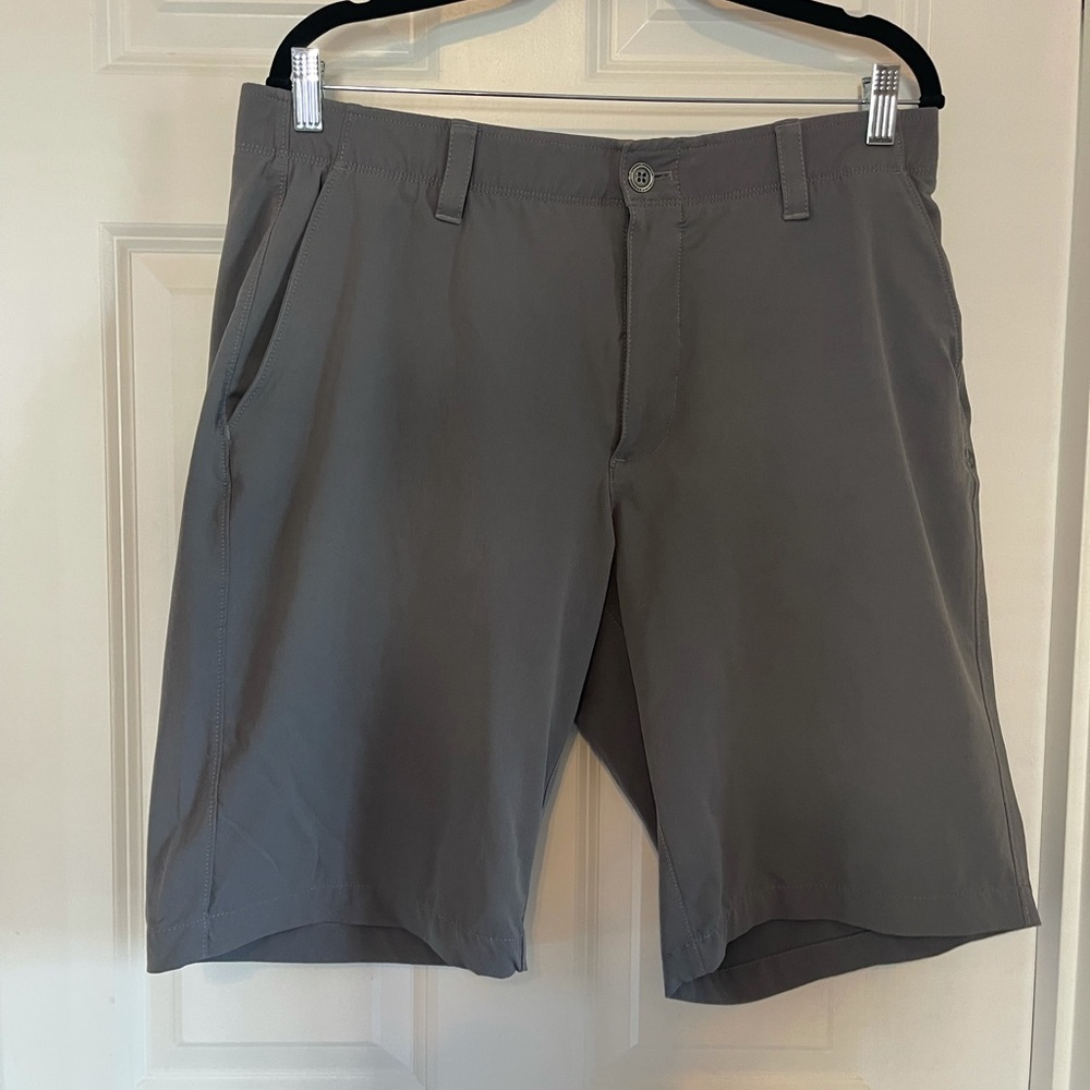 Under Armour golf shorts, EUC, sz 38